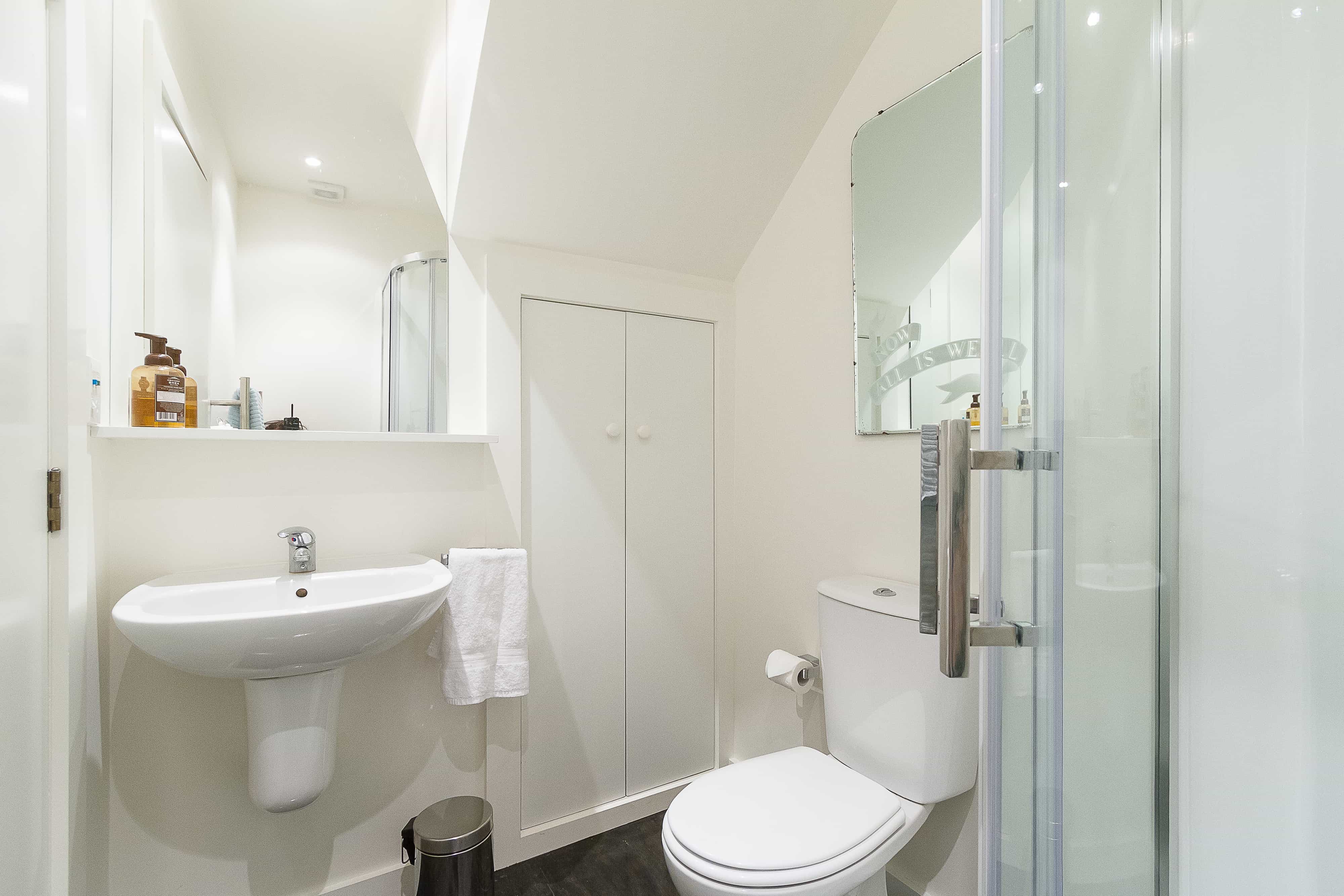 Bedroom single beds Artstable airbnb